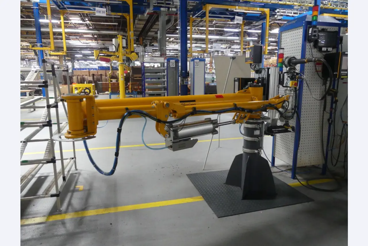 Centra obróbcze, maszyny do obróbki metalu i linie produkcyjne z branży motoryzacyjnej-1
