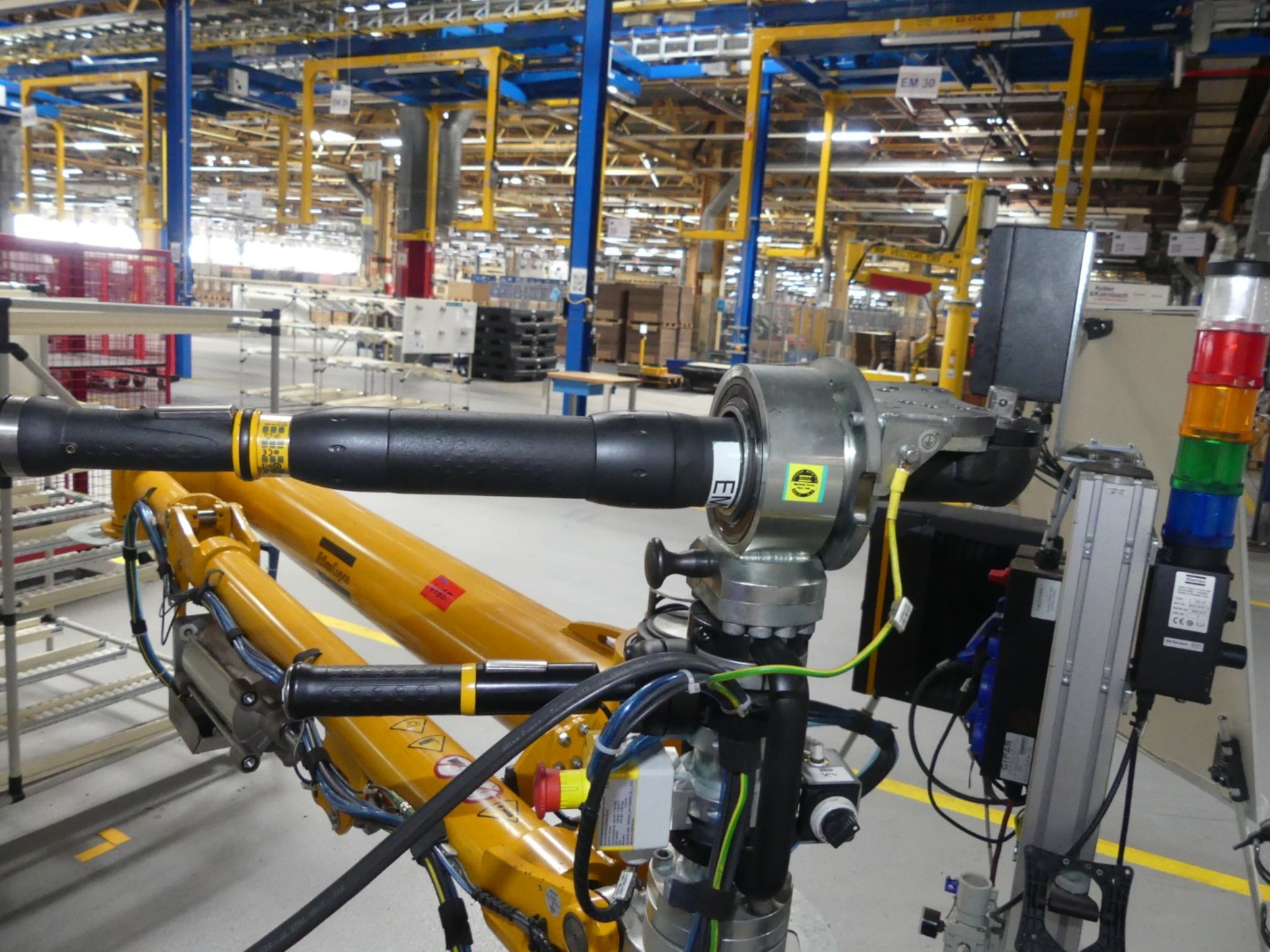 Centra obróbcze, maszyny do obróbki metalu i linie produkcyjne z branży motoryzacyjnej-2