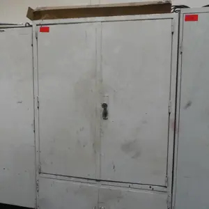 Armoire à portes battantes en acier teilweise Eigenbau
