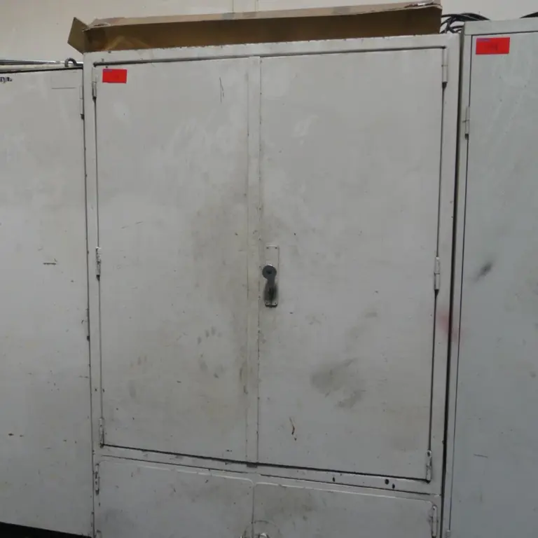 Armoire à portes battantes en acier teilweise Eigenbau
