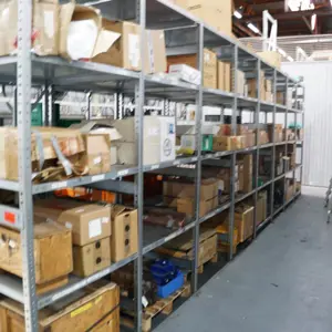 Sistema de prateleiras metálicas