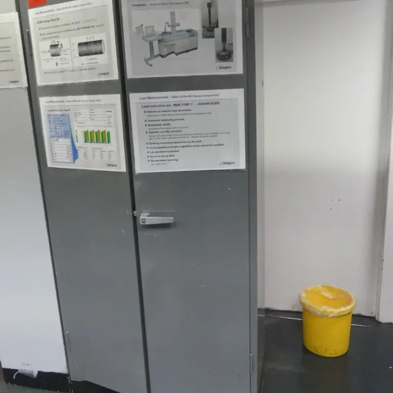 Armoire à portes battantes en acier