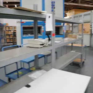Sistema de prateleiras metálicas