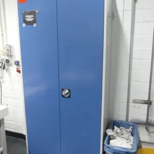 Armoire à portes battantes en acier