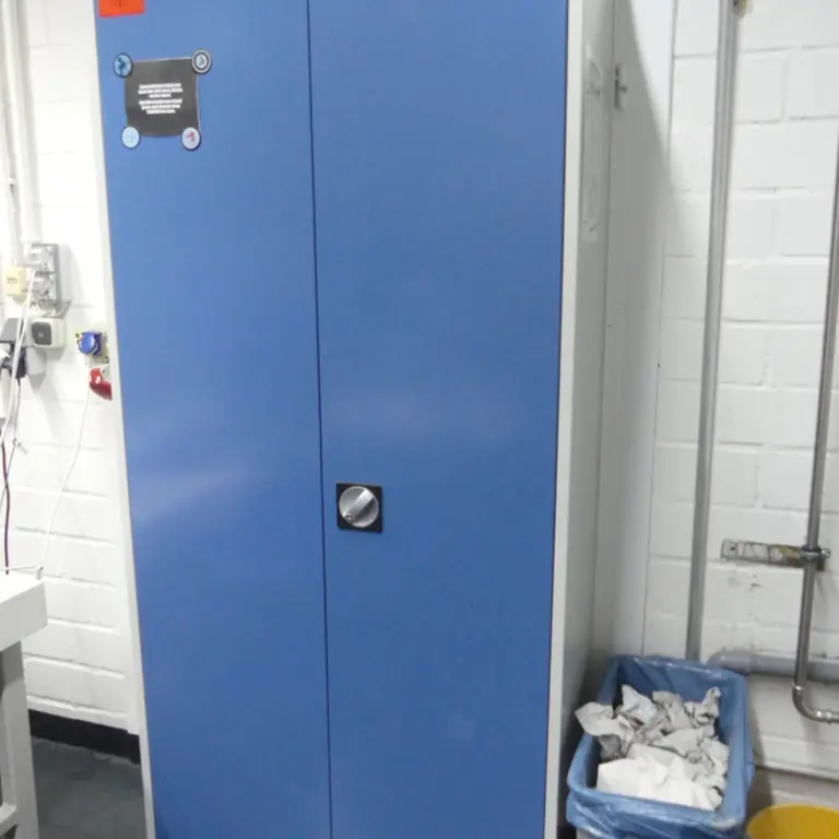 Armoire à portes battantes en acier