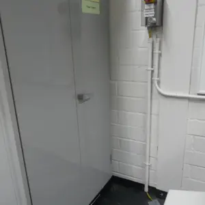 Armoire à portes battantes en acier