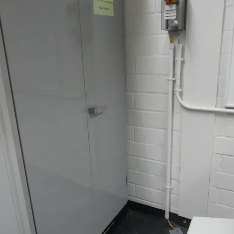 Armoire à portes battantes en acier