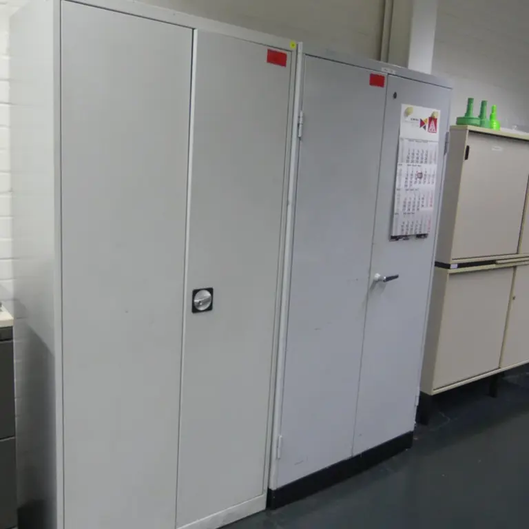 2 Armoire à portes battantes en acier