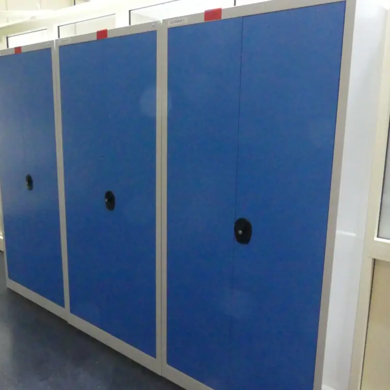 3 Armoire à portes battantes en acier