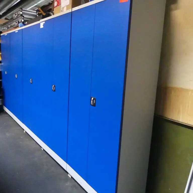 5 Armoire à portes battantes en acier