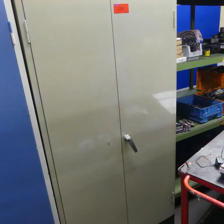 Armoire à portes battantes en acier