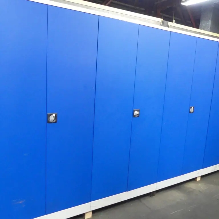 4 Armoire à portes battantes en acier