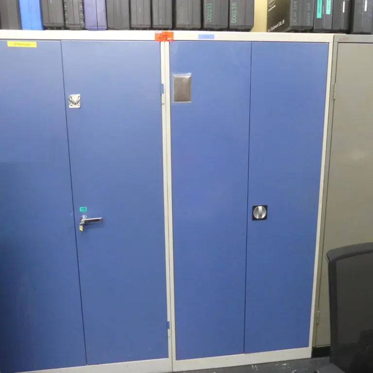 2 Armoire à portes battantes en acier