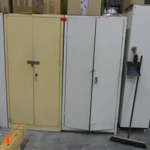 2 Armoire à portes battantes en acier