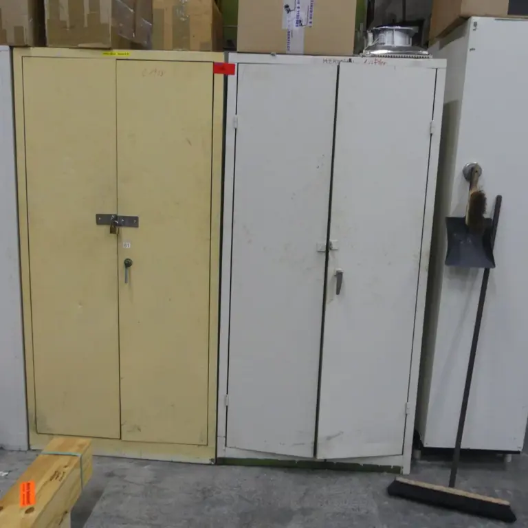 2 Armoire à portes battantes en acier