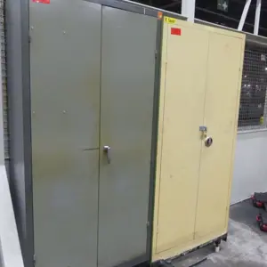 2 Armoire à portes battantes en acier