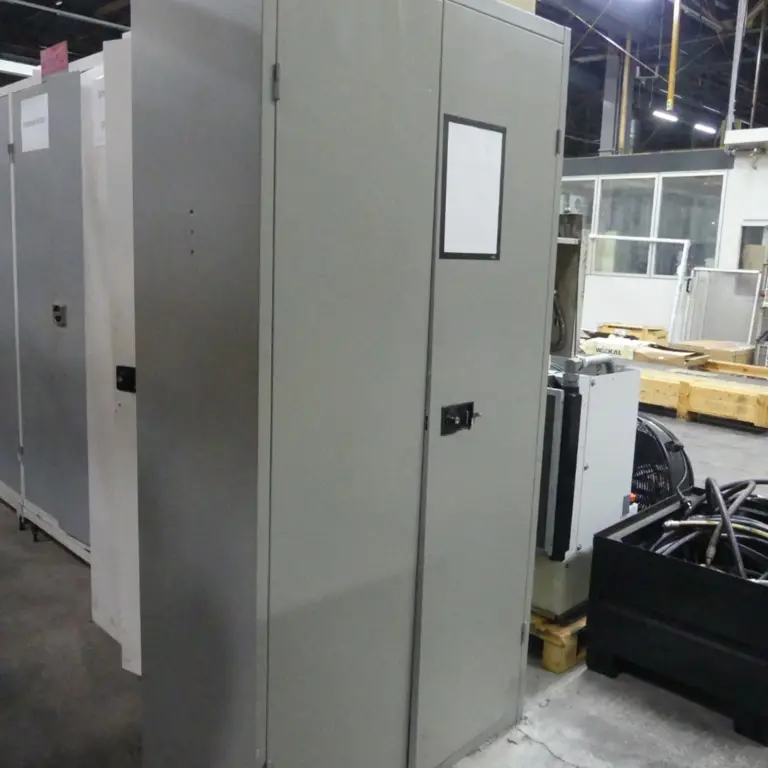 Armoire à portes battantes en acier