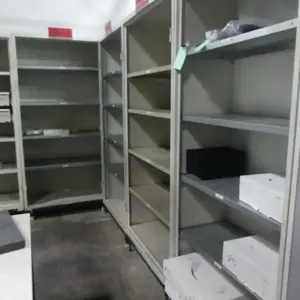 8 Étagère en acier (armoire sans porte)
