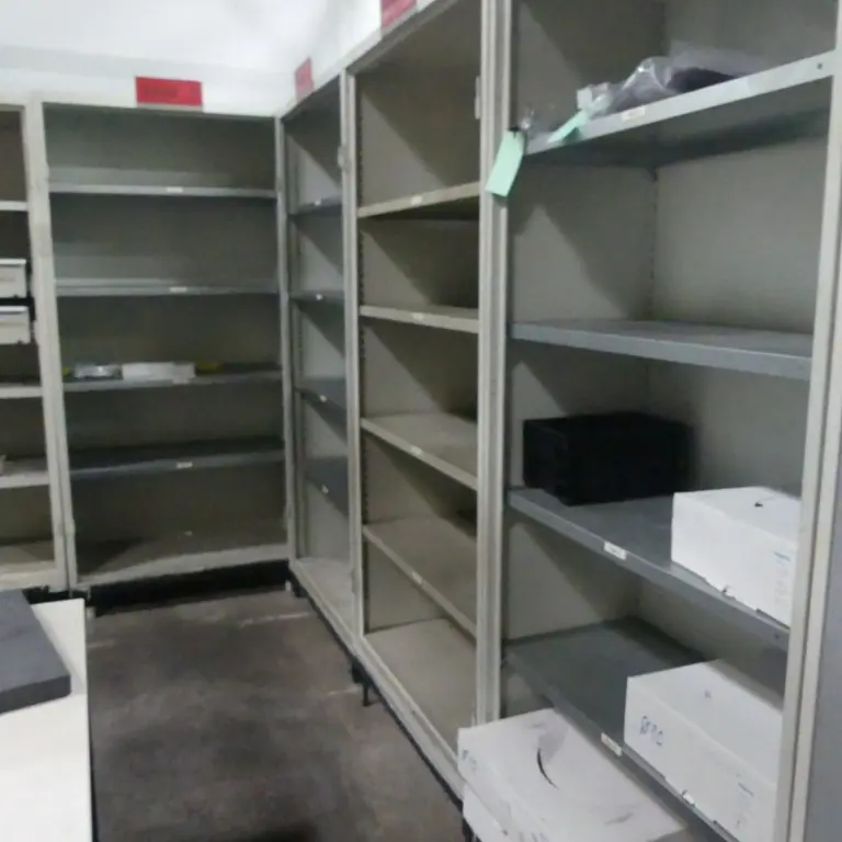 8 Étagère en acier (armoire sans porte)