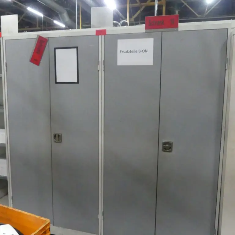 2 Armoire à portes battantes en acier