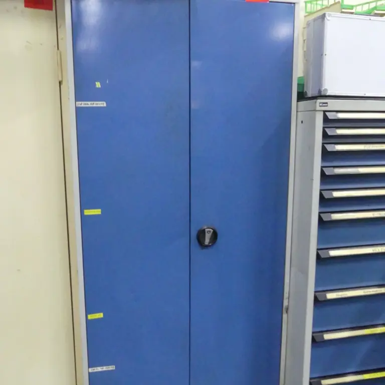 Armoire à portes battantes en acier
