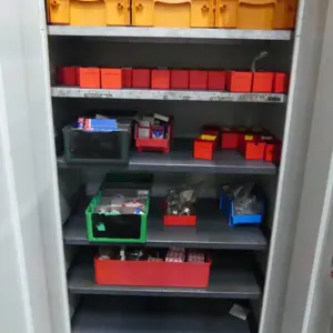 Armoire à portes battantes en acier