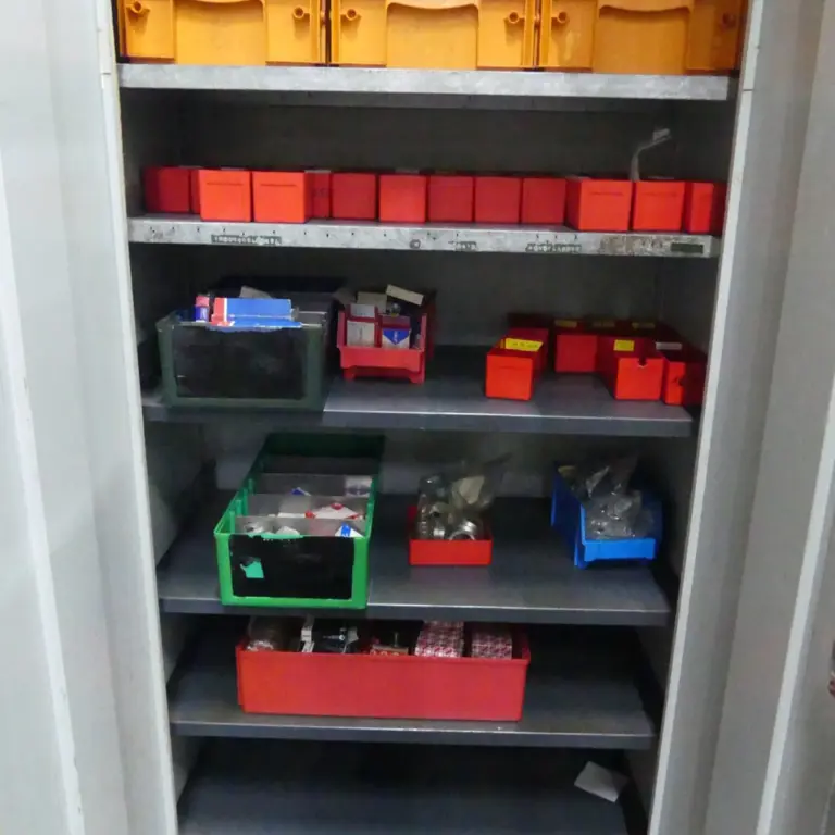 Armoire à portes battantes en acier
