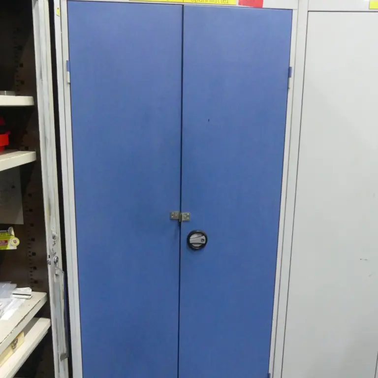 3 Armoire à portes battantes en acier