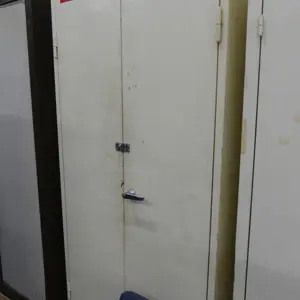 2 Armoire à portes battantes en acier