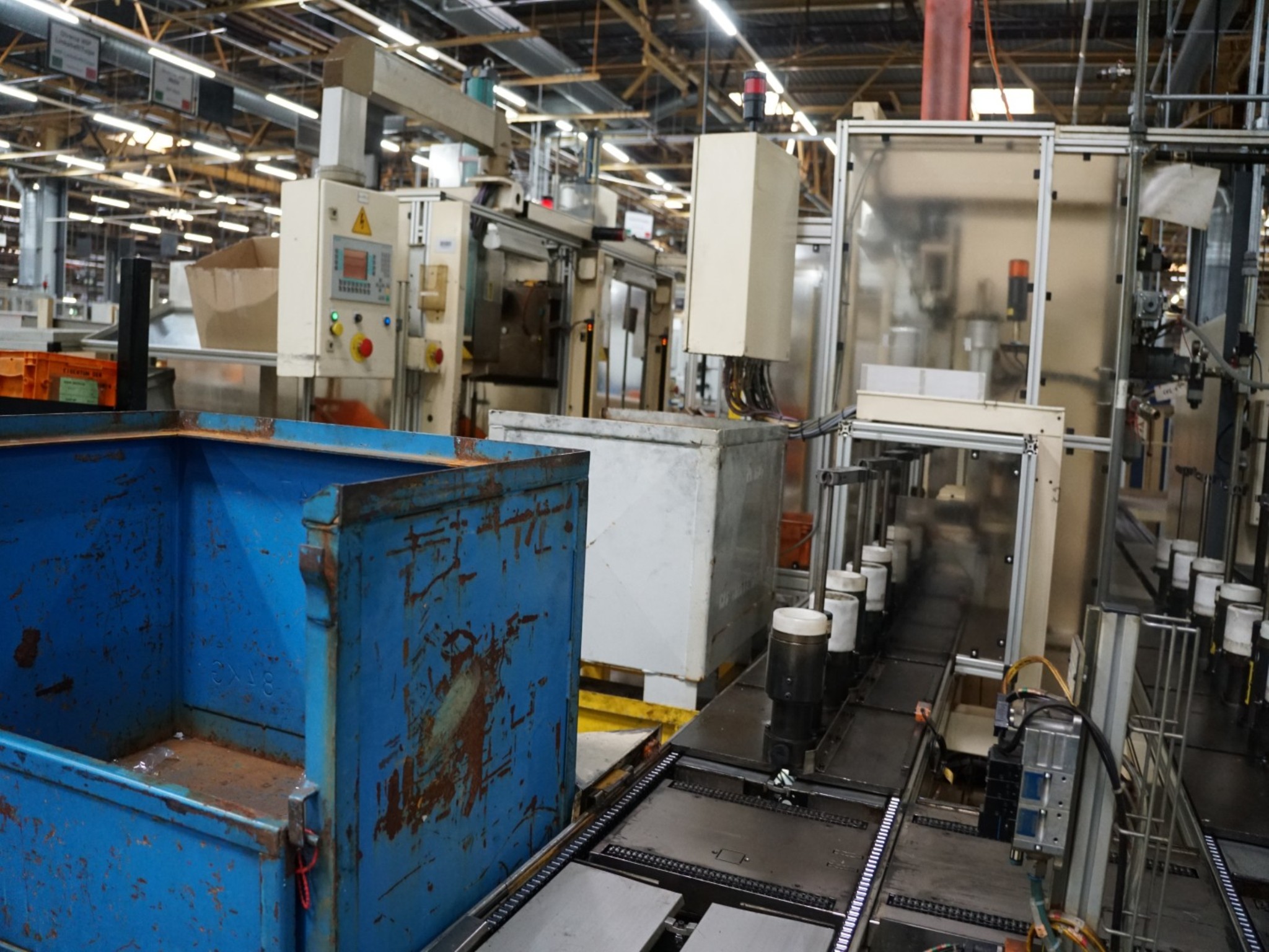 Centros de mecanizado, máquinas para trabajar el metal y líneas de producción de la industria del automóvil-16