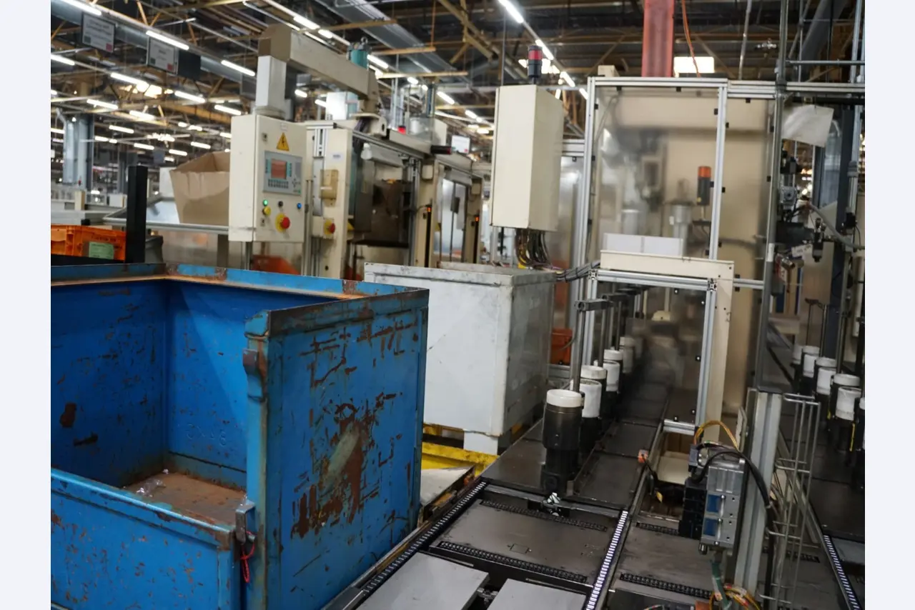 Centros de mecanizado, máquinas para trabajar el metal y líneas de producción de la industria del automóvil-16