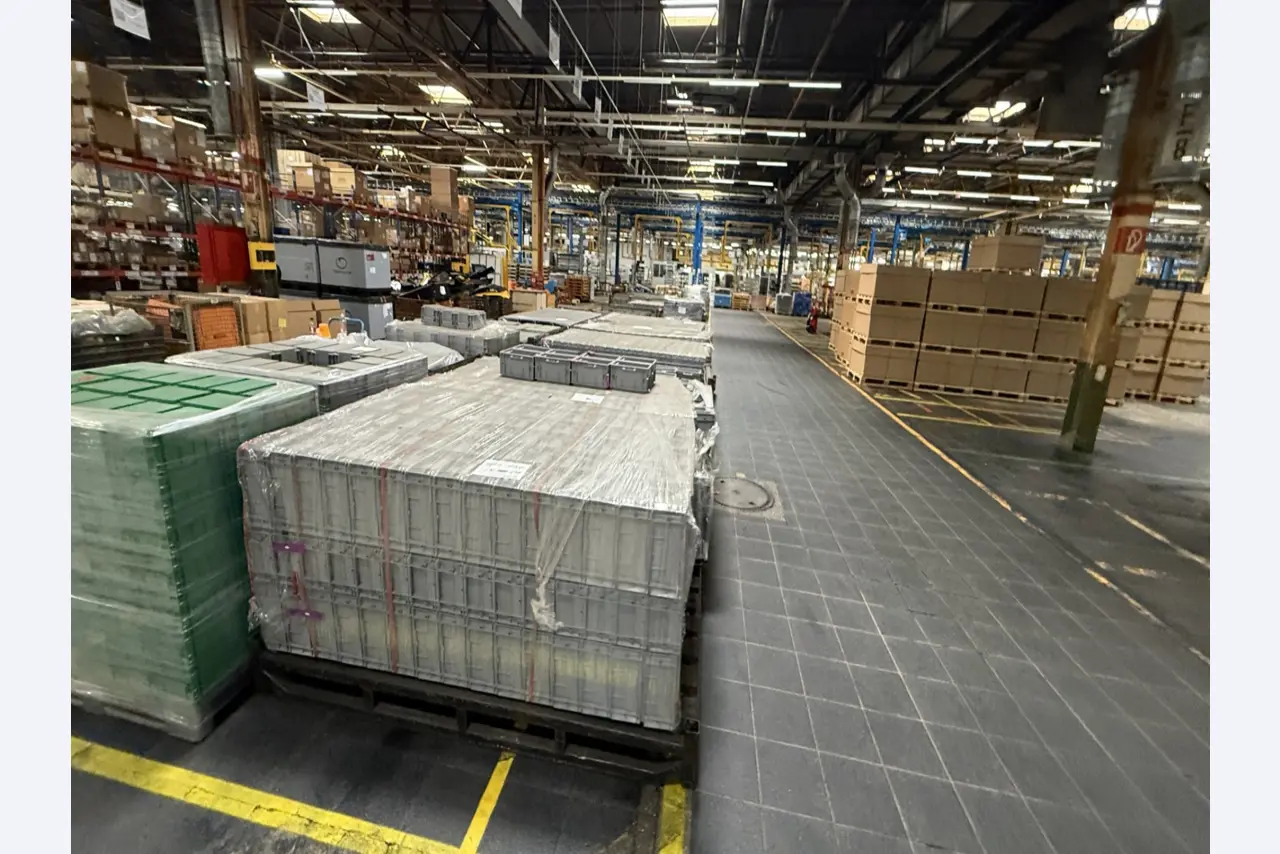 Centros de mecanizado, máquinas para trabajar el metal y líneas de producción de la industria del automóvil-11