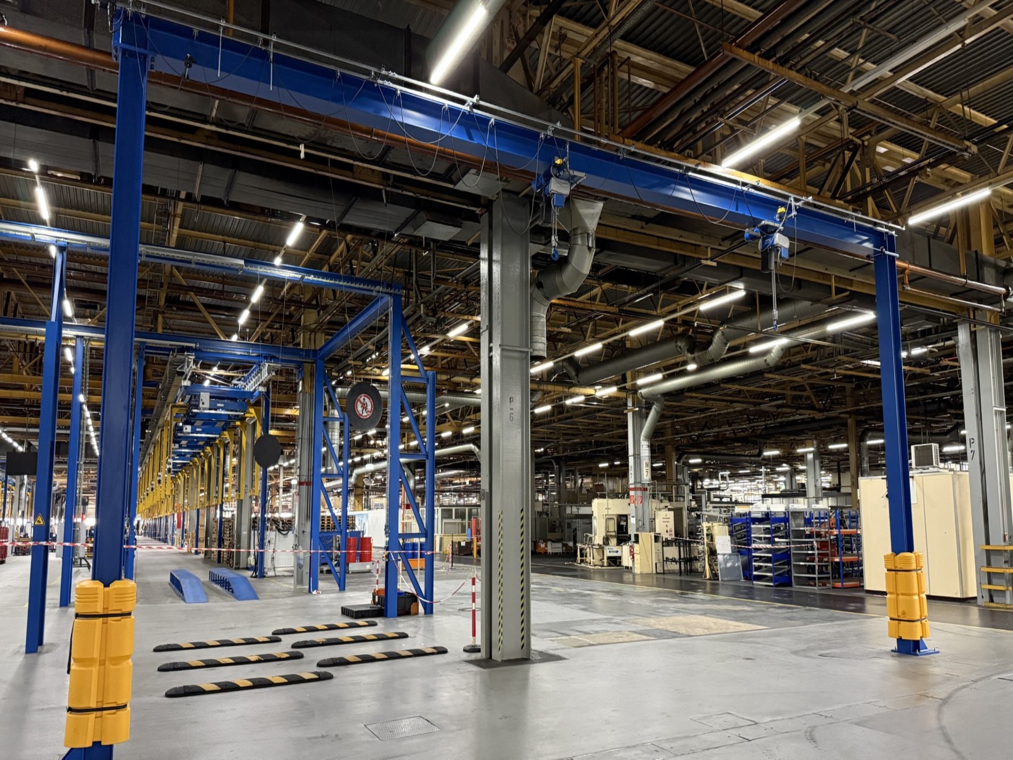 Centros de mecanizado, máquinas para trabajar el metal y líneas de producción de la industria del automóvil-1