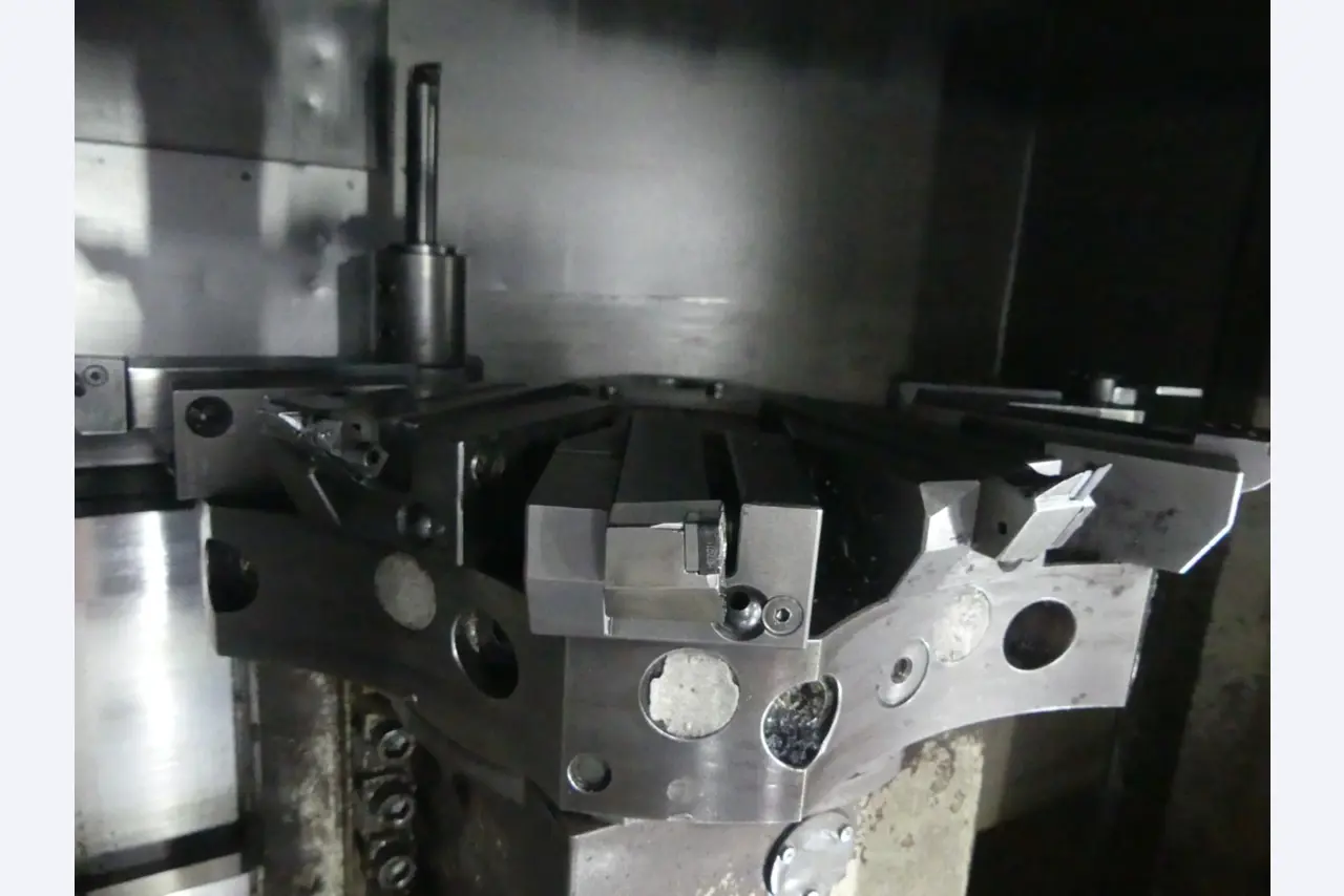 Centres d'usinage, machines d'usinage des métaux et lignes de production de l'industrie automobile-10