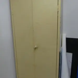 Armario con puertas batientes de acero