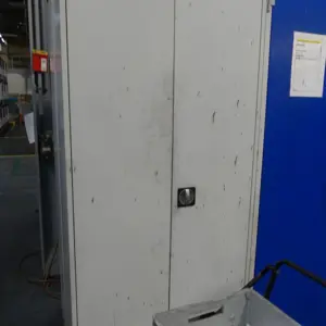 Armario con puertas batientes de acero