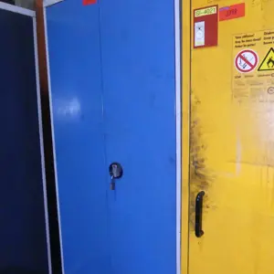 Armario con puertas batientes de acero