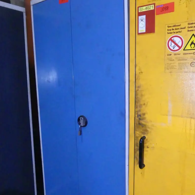 Armario con puertas batientes de acero