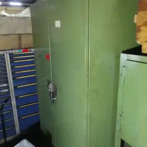 Armario con puertas batientes de acero