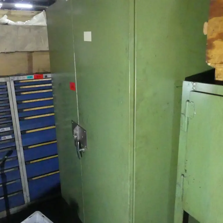 Armario con puertas batientes de acero