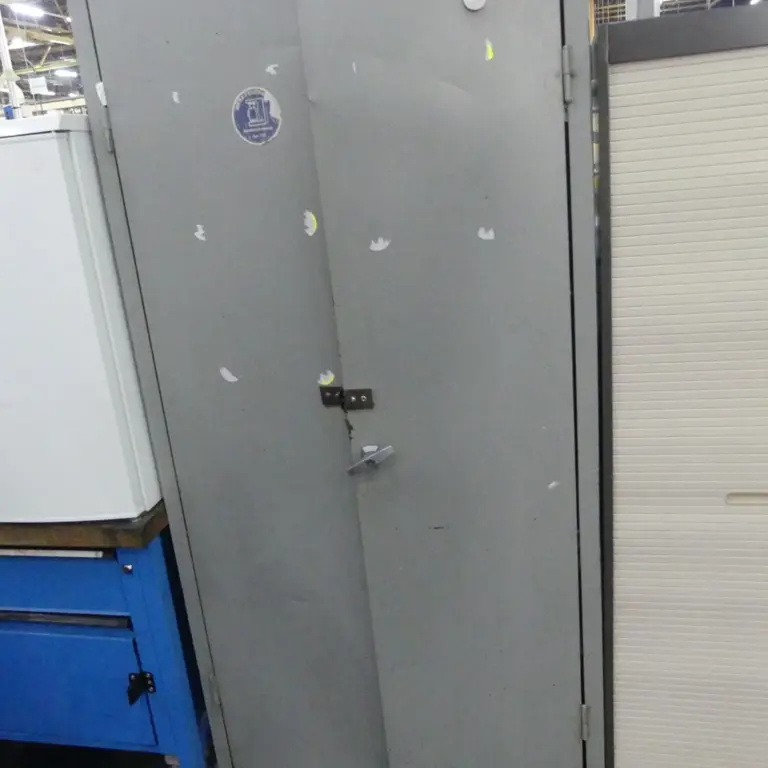 Armario con puertas batientes de acero