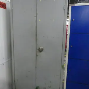Stalowa szafka z drzwiami na zawiasach