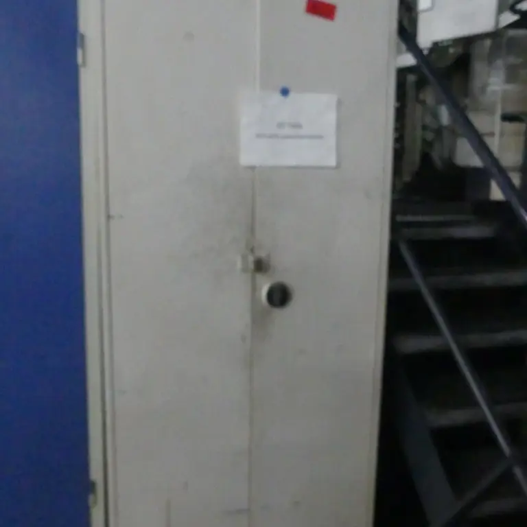 Stalowa szafka z drzwiami na zawiasach