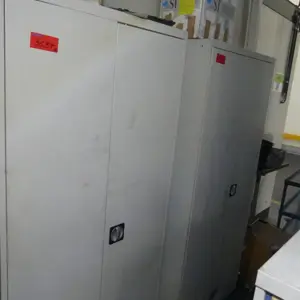 2 Armário com porta articulada em aço