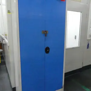 Armário com porta articulada em aço