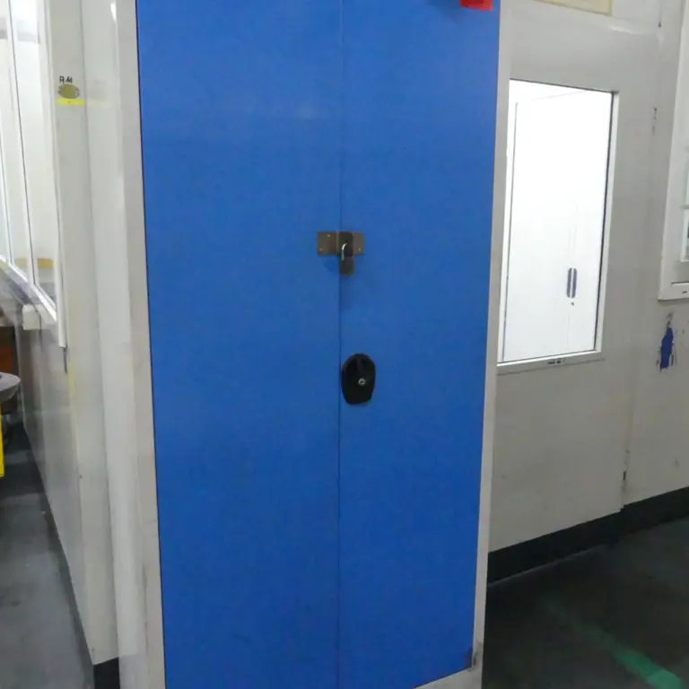 Armário com porta articulada em aço