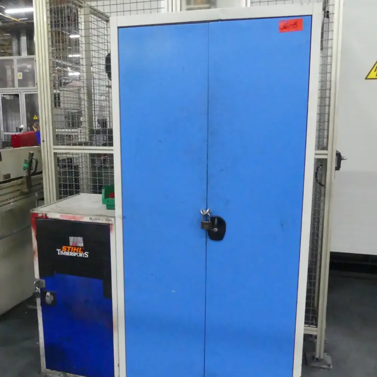 Armário com porta articulada em aço