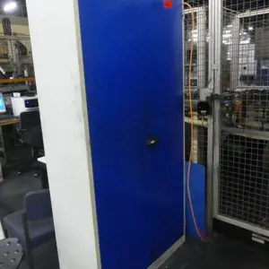 Armário com porta articulada em aço
