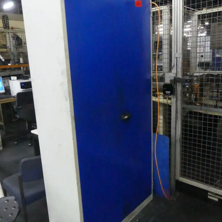 Armário com porta articulada em aço