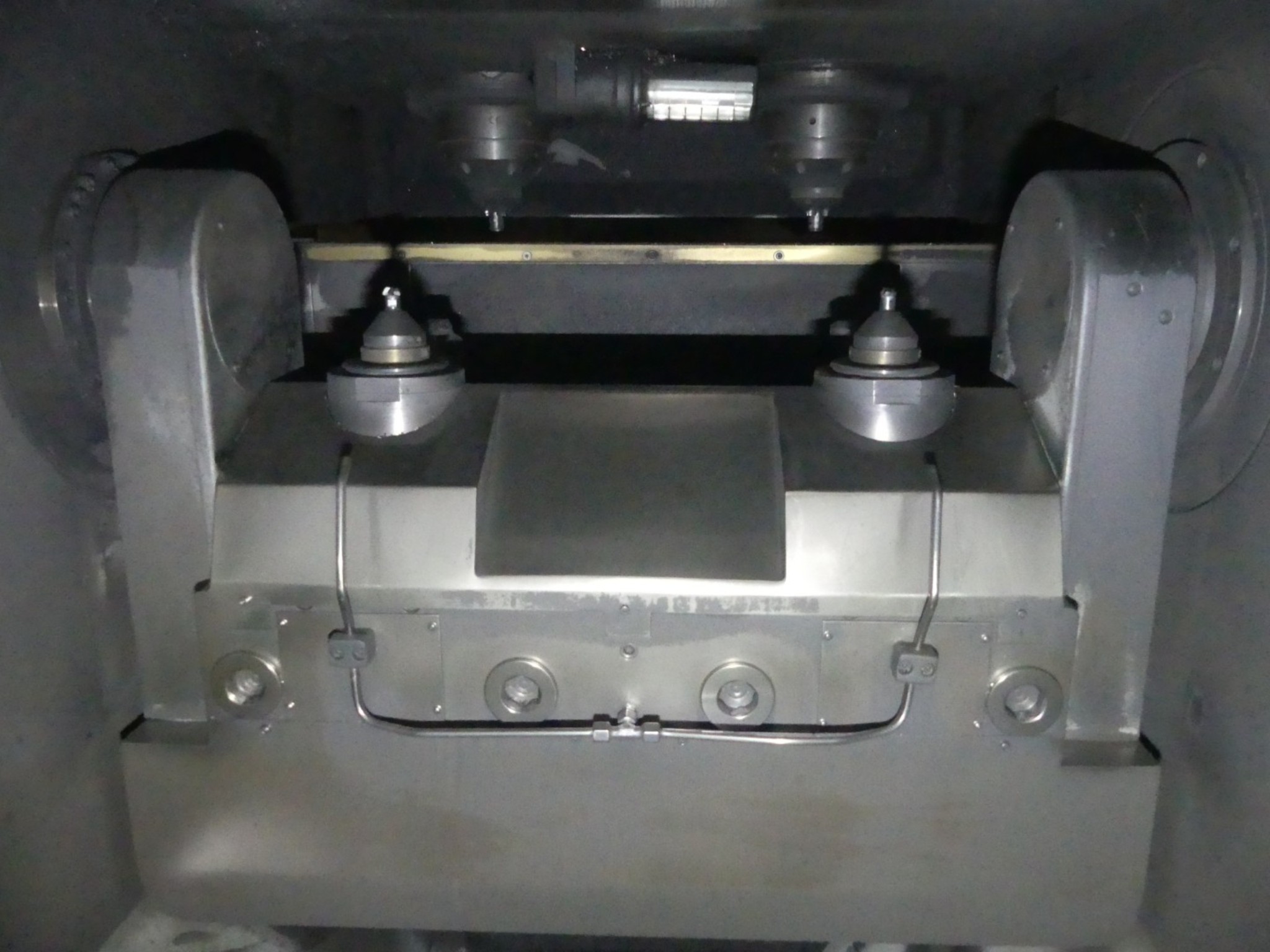 Bearbeitungszentren, metallbearbeitende Maschinen und Produktionslinen aus der Automobilindustrie-2
